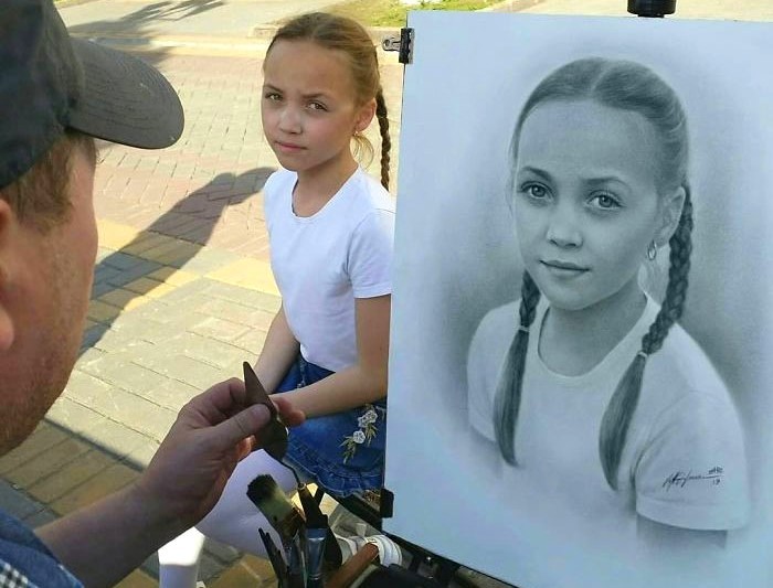 Rosyjski artysta uliczny rysuje realistyczne portrety w ciągu godziny!