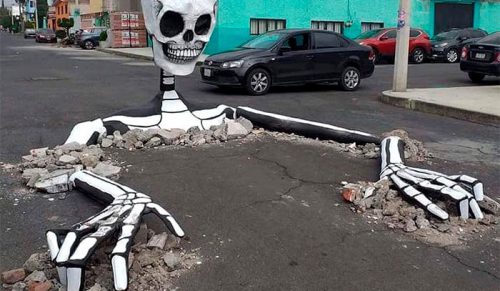 Ogromne szkielety powstały z ziemi w Meksyku na Dzień Zmarłych!