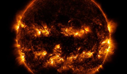 NASA udostępnia zdjęcie Słońca, które wygląda, jakby obchodziło Halloween!
