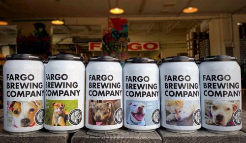 Ta alkoholowa firma drukuje zdjęcia psów na puszkach piwa, aby pomóc im znaleźć domy!