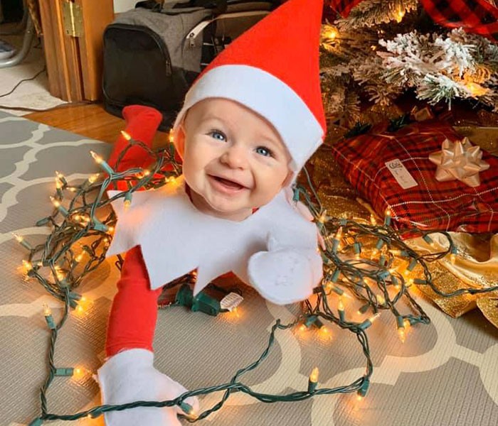 Każdego dnia adwentu ta mama robiła zdjęcie swojego dziecka przebranego za elfa!
