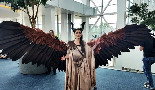 Cosplayerka stworzyła skrzydła dla swojego kostiumu, którymi może poruszać!