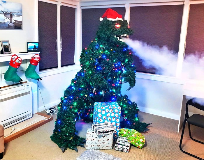 Mężczyzna użył przedmiotów codziennego użytku do zbudowania choinki Godzilla dmuchającej dymem!