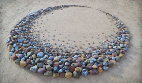 Artysta układa kamienie w oszałamiające wzory!