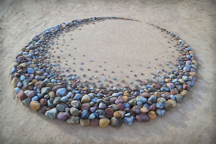 Artysta układa kamienie w oszałamiające wzory!