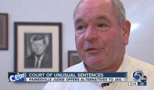 Ludzie kochają tego sędziego z Ohio, który wydaje bardzo twórcze wyroki osobom znęcającym się nad zwierzętami!