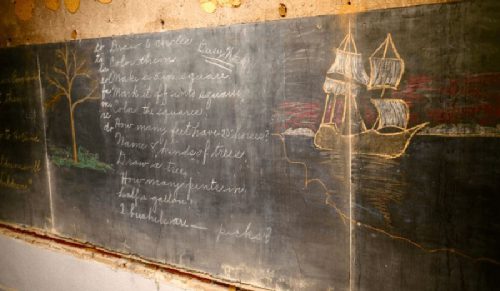 Odnaleziono szkolne tablice pozostawione w nienaruszonym stanie od ponad 100 lat!