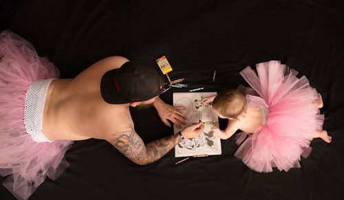 Oto popularna sesja zdjęciowa, podczas której tata i córka są ubrani w spódniczki baletnicy!