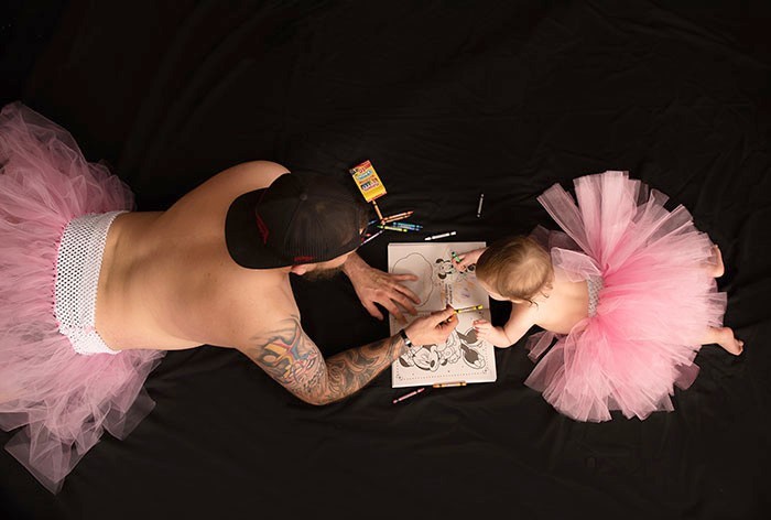 Oto popularna sesja zdjęciowa, podczas której tata i córka są ubrani w spódniczki baletnicy!