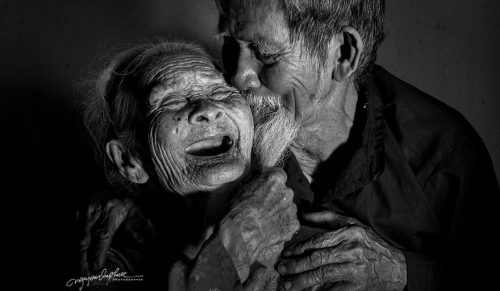 Fotograf uwiecznił historię miłosną starej wietnamskiej pary, która była ze sobą od lat 30. XX wieku!
