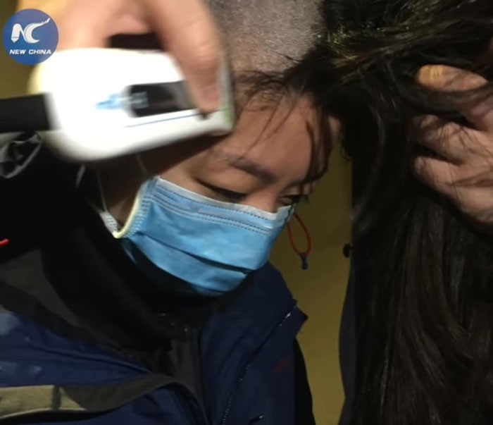 Chińskie pielęgniarki golą głowy, aby zapobiec rozprzestrzenianiu się koronawirusa.