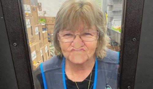 Ta kobieta pozuje z produktami Walmartu i publikuje zdjęcia na stronie sklepu, a ludzie kochają jej poczucie humoru!