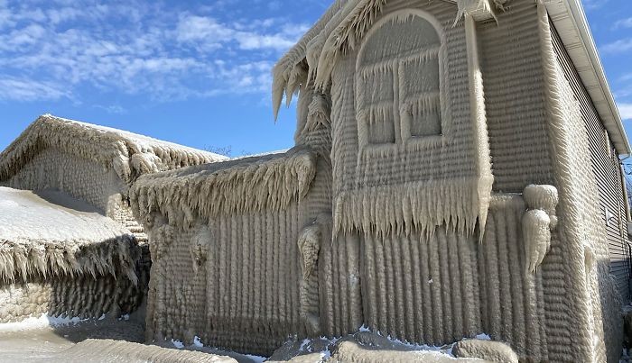 Domy w pobliżu jeziora Erie kryją się w gęstym lodzie, ludzie mówią, że to wygląda fajnie, ale dla mieszkańców jest to koszmar.