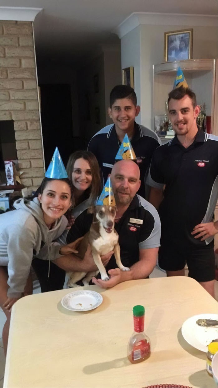Rodzina organizuje przyjęcie urodzinowe dla swojego 13 letniego psa, który nie może uwierzyć w to, że pamiętali!