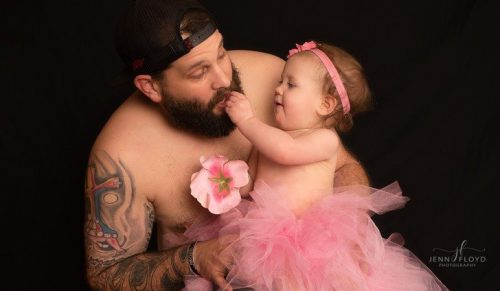 Ojciec ubrał spódniczkę specjalnie do sesji zdjęciowej z jego córką!