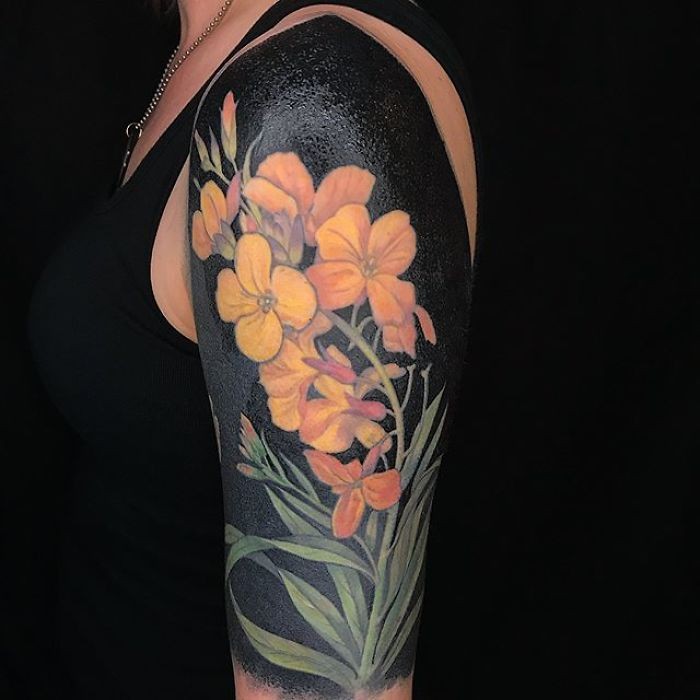 Artystka tworzy niesamowite tatuaże będące połączeniem kwiatów i kontrastującego czarnego tła.