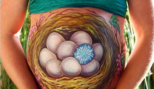 Kobiety w ciąży malują brzuchy, aby wyrazić swoją miłość przed urodzeniem!