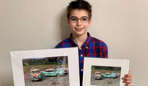 12 letni, autystyczny chłopiec uzbierał 43 tys. dolarów na opublikowanie swoich miniaturowych zdjęć samochodów!