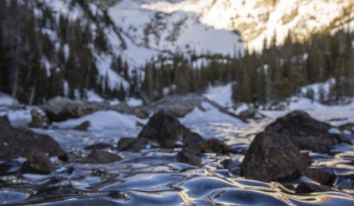 Ten fotograf uchwycił rzadki widok – zamarznięte fale w Dream Lake w Kolorado!
