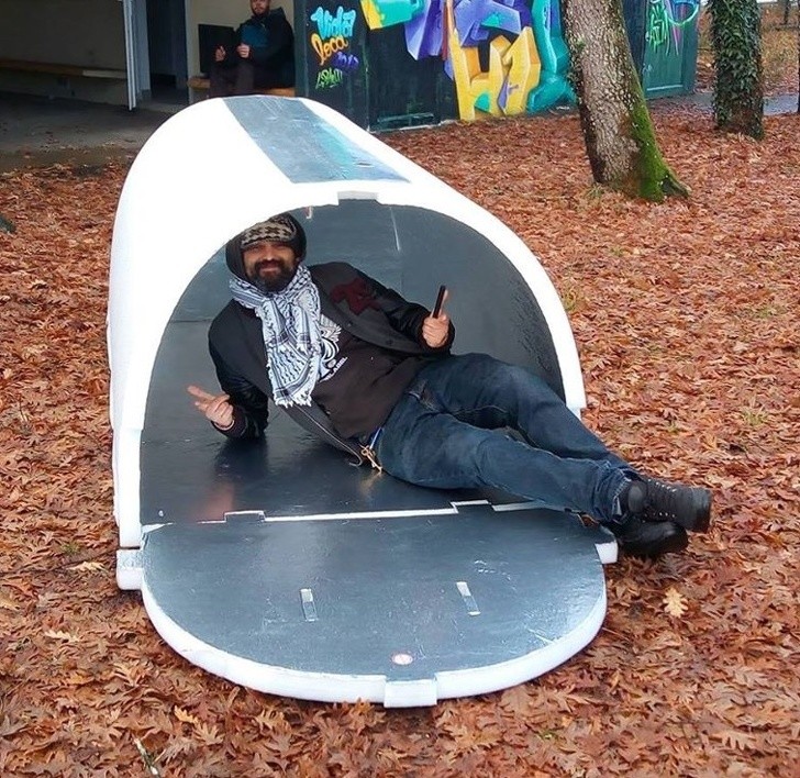 Mężczyzna wynalazł schroniska Igloo dla bezdomnych, które utrzymują ciepło wewnątrz przez całą zimę!