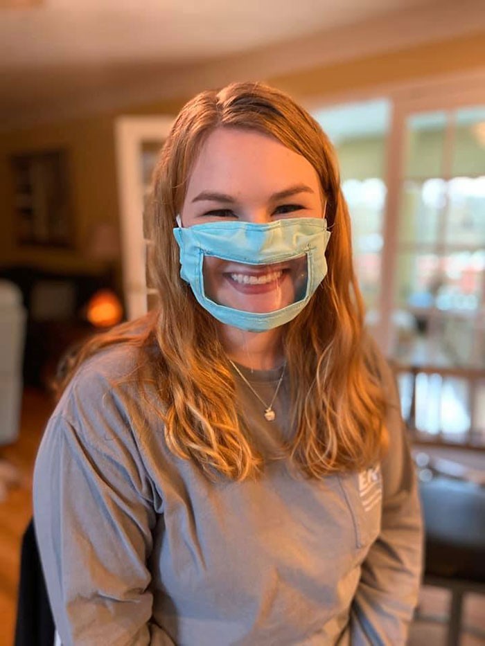Studentka zrobiła maski dla osób niesłyszących!