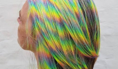 Fryzjer farbuje włosy tworząc tęczę na włosach swoich klientek!