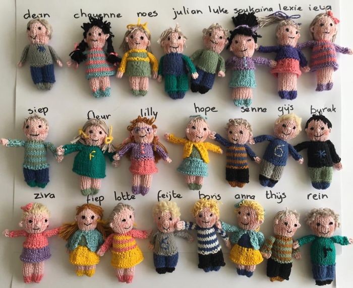 Nauczycielka wykonała małe lalki wszystkich 23 dzieci w swojej klasie!