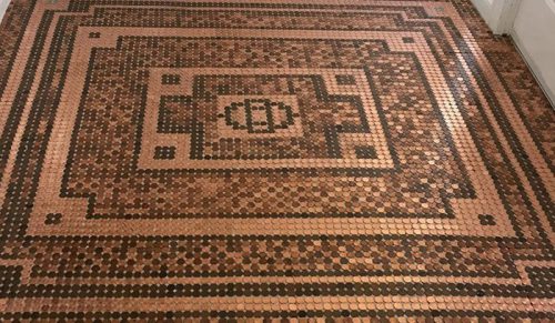 Artystka stworzyła oszałamiającą mozaikę z 7500 monet!
