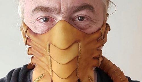 Aby uchronić się przed koronawirusem, artysta wykonał 59-częściową skórzaną maskę w kształcie Facehuggera!