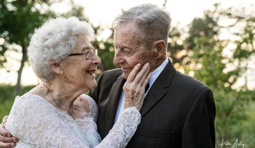 Para, która jest małżeństwem od 60 lat, świętuje kolejny rok razem robiąc sesję zdjęciową!