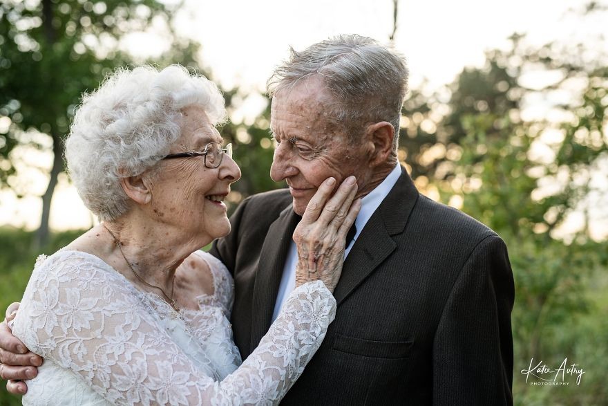 Para, która jest małżeństwem od 60 lat, świętuje kolejny rok razem robiąc sesję zdjęciową!