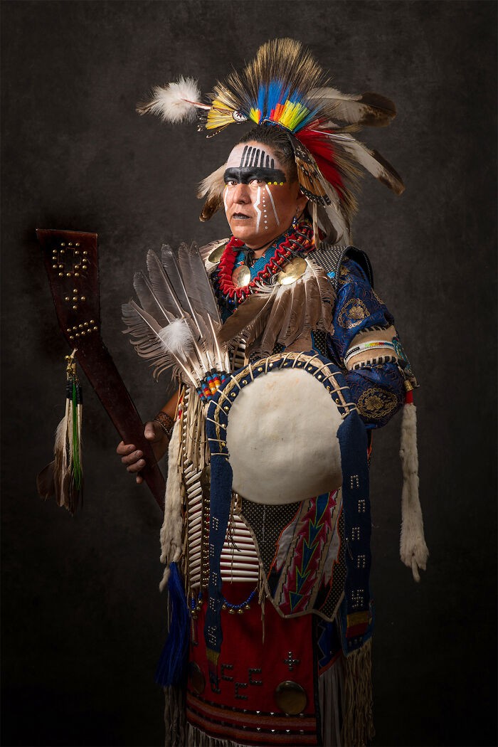 16 autentycznych portretów rdzennych Amerykanów pozujących w tradycyjnych regaliach!
