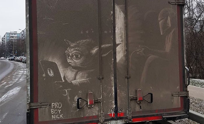 Właściciele brudnych ciężarówek znajdują niesamowite rysunki na swoich pojazdach pozostawionych przez tego artystę!