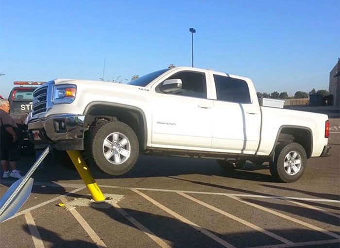 Słupek na parkingu Walmartu powoduje tyle wypadków samochodowych, że jest mu poświęcona cała strona na Facebooku!