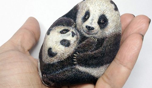 Artysta maluje miniaturowe zwierzęta 3D na kamieniach, aby odzwierciedlić ich charakter i ducha!