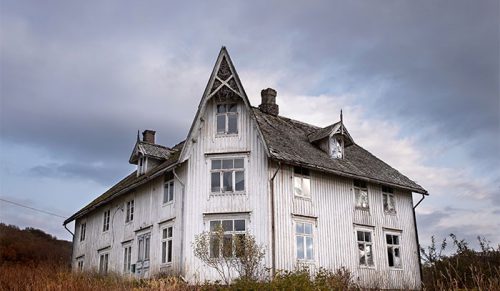 Fotografka zrobiła zdjęcia opuszczonej rezydencji w Norwegii ukazując jej wdzięk!