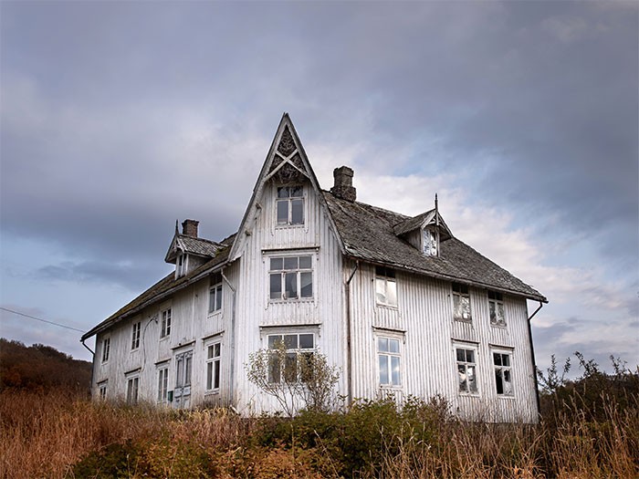 Fotografka zrobiła zdjęcia opuszczonej rezydencji w Norwegii ukazując jej wdzięk!