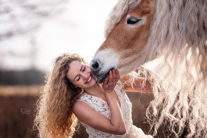 Modelka opublikowała zdjęcia ze swoim majestatycznym koniem – wyglądają jak bliźniaki!