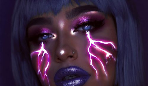 Artystka używa makijażu, farby UV i światła, aby stworzyć blask w ciemności!