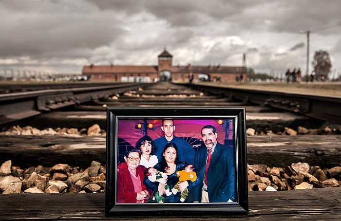 Mężczyzna umieścił zdjęcia rodziny w całym Auschwitz, aby udokumentować życie 4 pokoleń, odkąd jego babcia przeżyła obóz!