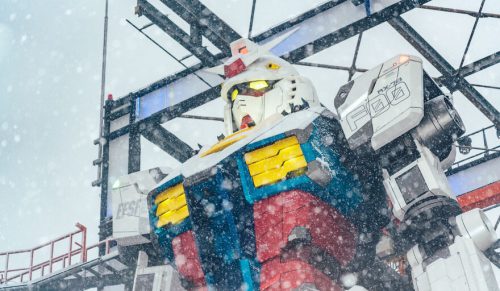 Fotograf zrobił zdjęcia Gundamowi, w samym środku śnieżycy!
