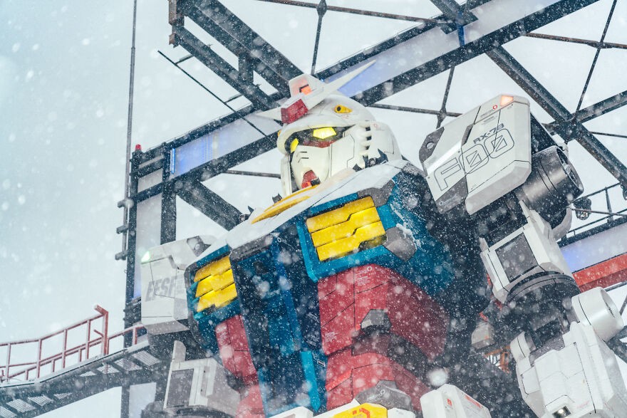 Fotograf zrobił zdjęcia Gundamowi, w samym środku śnieżycy!