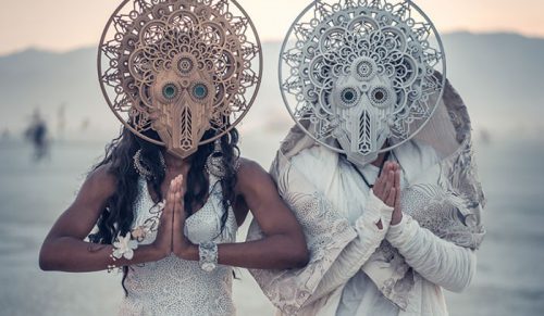Para wzięła ślub na festiwalu „Burning Man” w 2018 i to było magiczne!