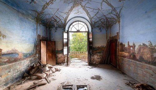 Artysta fotografuje zapierające dech w piersiach obrazy i freski w opuszczonych miejscach we Włoszech!