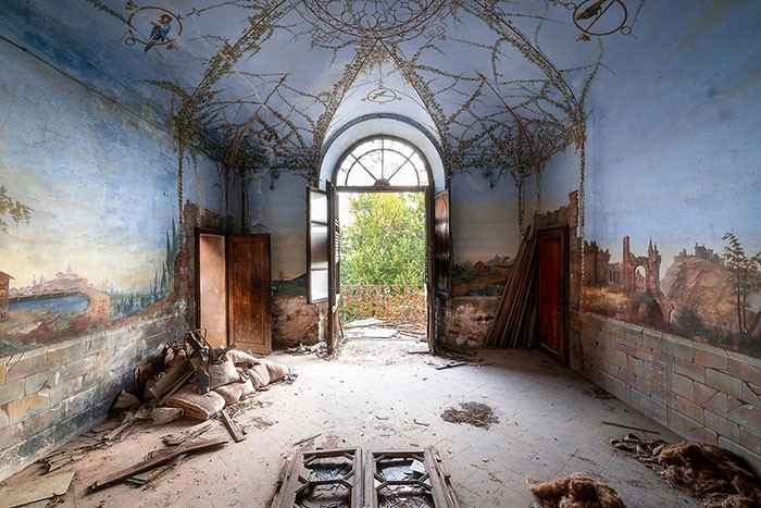 Artysta fotografuje zapierające dech w piersiach obrazy i freski w opuszczonych miejscach we Włoszech!