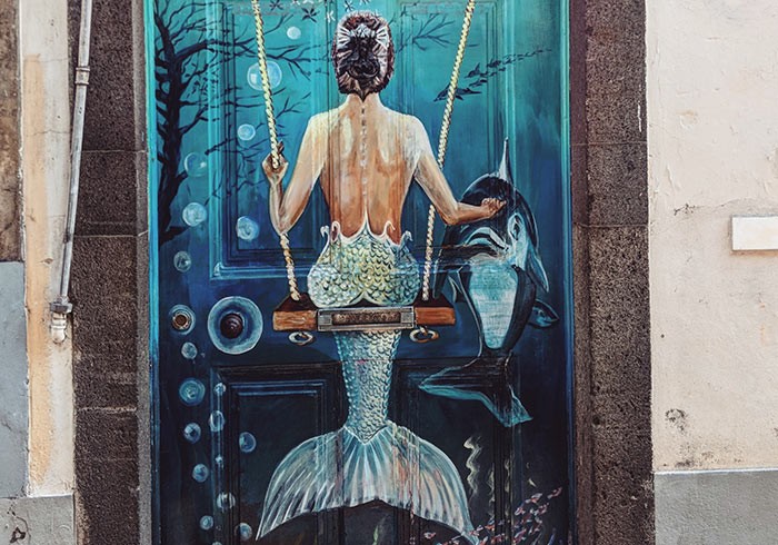Projekt malowanych drzwi: fotograf zrobił zdjęcia pięknych drzwi na Maderze!