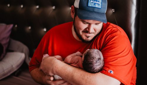 Fotografka uchwyciła prawdziwe emocje ojców w momencie narodzin ich dzieci!