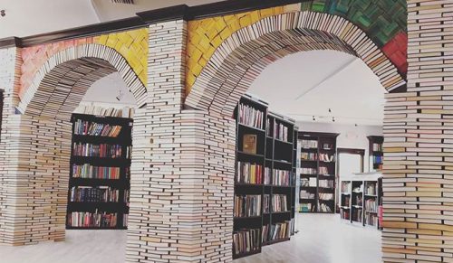 Mężczyzna otworzył własną księgarnię i stworzył piękny łuk z książek z recyklingu!
