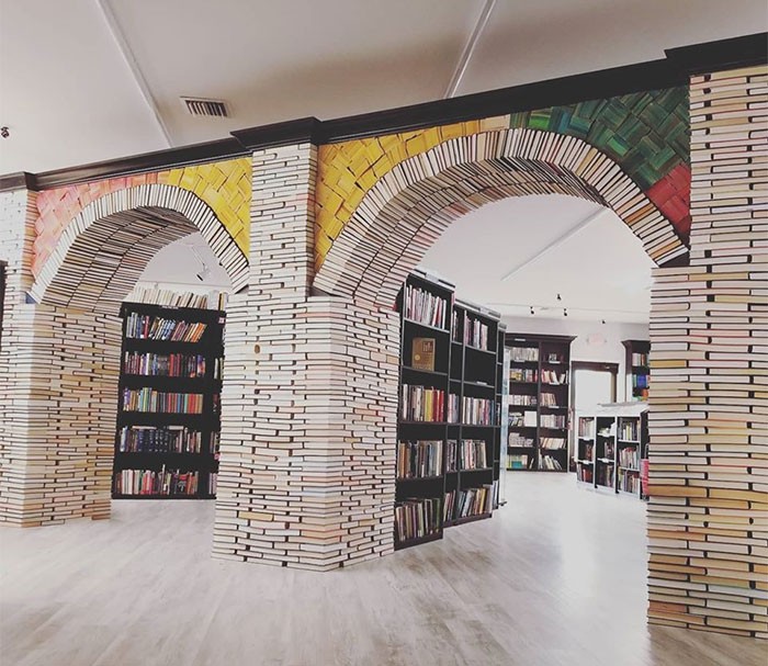 Mężczyzna otworzył własną księgarnię i stworzył piękny łuk z książek z recyklingu!