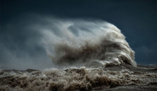 Fotograf wytrzymał 3 godziny silnego wiatru, aby uchwycić te ogromne fale jeziora Erie!